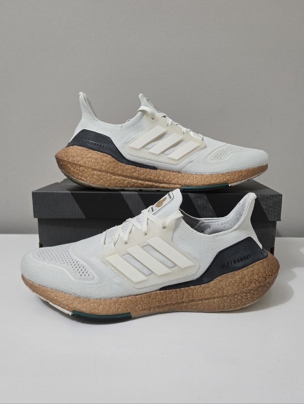 Adidas Ultraboost 22 - White / Tan